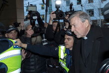 Cardeal Pell à chegada ao tribunal