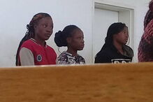 Sandra Ncube, de 21 anos, Riamuhetsi Mlauzi, de 23, e Mongiwe Mpofu, de 25, negam ter violado o homem
