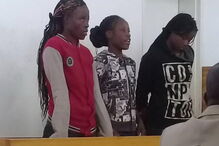 Sandra Ncube, de 21 anos, Riamuhetsi Mlauzi, de 23, e Mongiwe Mpofu, de 25, negam ter violado o homem