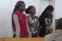 Sandra Ncube, de 21 anos, Riamuhetsi Mlauzi, de 23, e Mongiwe Mpofu, de 25, negam ter violado o homem