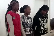 Sandra Ncube, de 21 anos, Riamuhetsi Mlauzi, de 23, e Mongiwe Mpofu, de 25, negam ter violado o homem