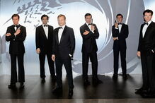 Imagens de cera de alguns dos atores que já vestiram a pele de James Bond