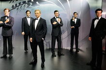 Imagens de cera de alguns dos atores que já vestiram a pele de James Bond