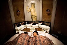 Masayuki Ozaki com a boneca Mayu