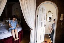 Masayuki Ozaki com a boneca Mayu