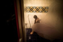 Masayuki Ozaki com a boneca Mayu