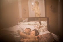 Masayuki Ozaki com a boneca Mayu