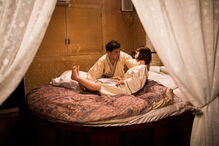 Masayuki Ozaki com a boneca Mayu