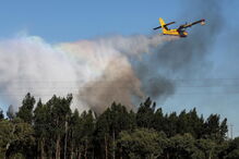 Avião de combate a fogos Canadair em ação