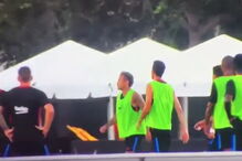 Depois da 'brincadeira' Neymar abandonou o treino, visivelmente irritado