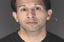 Carlos invadiu casa de Logan Pierce e Mikaela DiGiulio para fazer sexo