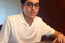 Alexander Sperber, de 25 anos andou a distribuir o dinheiro que roubou num banco nas ruas, todo nu