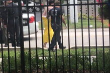 Alexander Sperber, de 25 anos andou a distribuir o dinheiro que roubou num banco nas ruas, todo nu