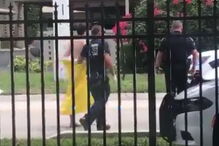 Alexander Sperber, de 25 anos andou a distribuir o dinheiro que roubou num banco nas ruas, todo nu