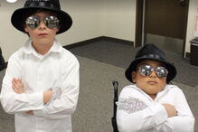 Angaria dinheiro para comprar cadeira de rodas ao melhor amigo