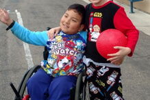 Angaria dinheiro para comprar cadeira de rodas ao melhor amigo