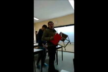 Alunos filmaram com um telemóvel as aulas de Filosofia em que é visível o assédio e agressões ao professor. Ouvem-se os alunos a rir e a gozar, enquanto um grupo simula que está a ter relações sexuais com o docente encostado a uma mesa 