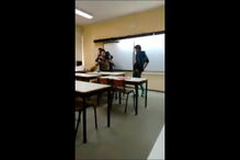 Alunos filmaram com um telemóvel as aulas de Filosofia em que é visível o assédio e agressões ao professor. Ouvem-se os alunos a rir e a gozar, enquanto um grupo simula que está a ter relações sexuais com o docente encostado a uma mesa 