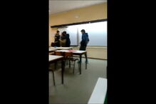 Alunos filmaram com um telemóvel as aulas de Filosofia em que é visível o assédio e agressões ao professor. Ouvem-se os alunos a rir e a gozar, enquanto um grupo simula que está a ter relações sexuais com o docente encostado a uma mesa 