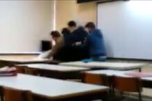 Alunos filmaram com um telemóvel as aulas de Filosofia em que é visível o assédio e agressões ao professor. Ouvem-se os alunos a rir e a gozar, enquanto um grupo simula que está a ter relações sexuais com o docente encostado a uma mesa 