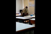 Alunos filmaram com um telemóvel as aulas de Filosofia em que é visível o assédio e agressões ao professor. Ouvem-se os alunos a rir e a gozar, enquanto um grupo simula que está a ter relações sexuais com o docente encostado a uma mesa 