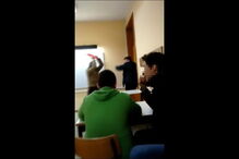 Alunos filmaram com um telemóvel as aulas de Filosofia em que é visível o assédio e agressões ao professor. Ouvem-se os alunos a rir e a gozar, enquanto um grupo simula que está a ter relações sexuais com o docente encostado a uma mesa 