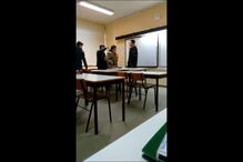 Alunos filmaram com um telemóvel as aulas de Filosofia em que é visível o assédio e agressões ao professor. Ouvem-se os alunos a rir e a gozar, enquanto um grupo simula que está a ter relações sexuais com o docente encostado a uma mesa 