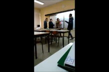 Alunos filmaram com um telemóvel as aulas de Filosofia em que é visível o assédio e agressões ao professor. Ouvem-se os alunos a rir e a gozar, enquanto um grupo simula que está a ter relações sexuais com o docente encostado a uma mesa 