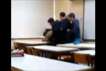 Alunos filmaram com um telemóvel as aulas de Filosofia em que é visível o assédio e agressões ao professor. Ouvem-se os alunos a rir e a gozar, enquanto um grupo simula que está a ter relações sexuais com o docente encostado a uma mesa 