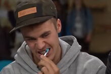 Justin Bieber escova os dentes a meio de entrevista em igreja