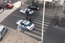 Imagens exclusiva do momento em que um dos assaltantes é acompanhado por uma agente da PSP até ao carro-patrulha 