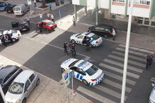 Imagens exclusiva do momento em que um dos assaltantes é acompanhado por uma agente da PSP até ao carro-patrulha 