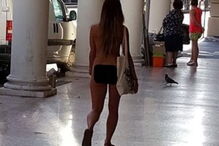 Mulher caminha nua com orgulho e confiança pelas ruas de Bolonha