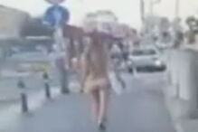 Mulher caminha nua com orgulho e confiança pelas ruas de Bolonha