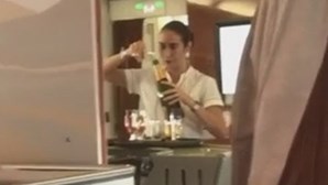  Comissária de bordo filmada a 'reciclar' champanhe de um copo