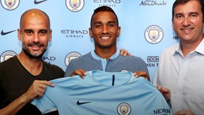 Danilo assina por cinco anos com o Manchester City