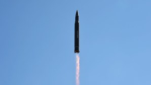 Coreia do Norte lança míssil balístico que sobrevoou o Japão