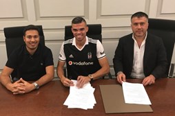 Pepe assinou pelo Besiktas