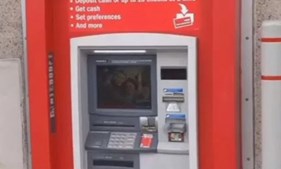 Preso atrás de caixa de ATM pede socorro através da saída das notas