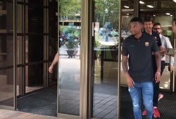 Nélson Semedo a sair do hospital onde fez os exames, em Barcelona