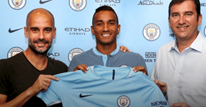 Danilo assina por cinco anos com o Manchester City