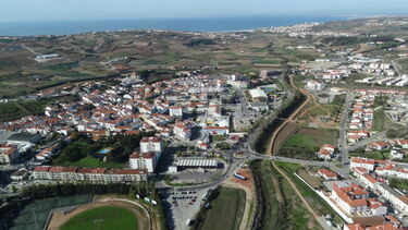 Viola e sequestra colegas de escola em Pousada da Juventude durante visita de estudo à Lourinhã