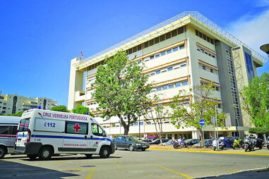 Centro hospitalar está a tentar contratar profissionais de saúde para mais de 150 postos de trabalhos