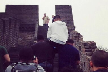 Artista gerou polémica ao tirar fotografias a percorrer a Grande Muralha levado às costas de um segurança, em 2013