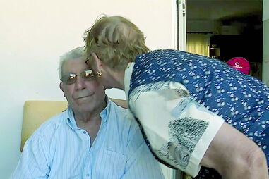 Álvaro e Alzira Santos retomaram a vida juntos e, apesar da tragédia que não os matou mas levou-lhes a casa, não perderam o humor e a cumplicidade   