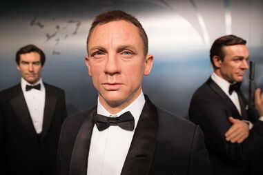 Imagens de cera de alguns dos atores que já vestiram a pele de James Bond