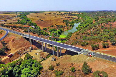António Godinho, Albardão, Estrada Nacional 256, Degebe, José Calixto, Escola Segura da GNR de Reguengos de Monsaraz, Maria João Moura, Reguengos de Monsaraz, Évora, presidente da Câmara Municipal de Reguengos de Monsaraz, Governo, política, economia, negócios e finanças, construção e obras públicas