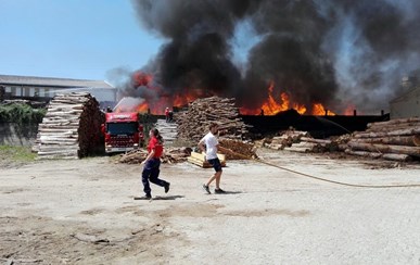 Incêndio consome três fábricas em Santa Maria da Feira - Portugal