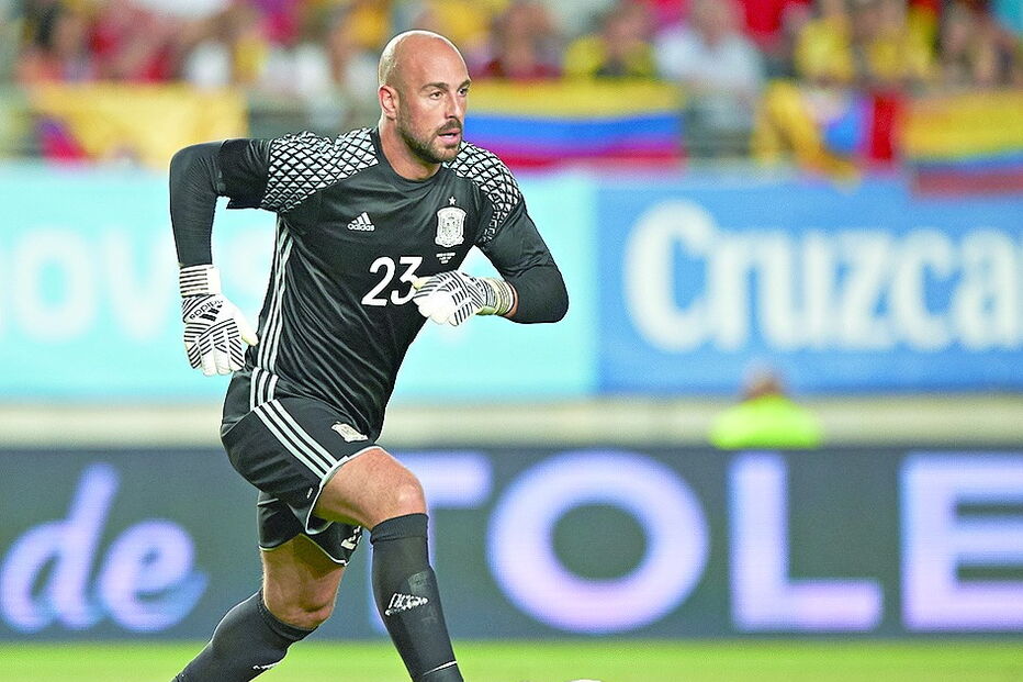 O espanhol Pepe Reina, de 34 anos, joga nos italianos do Nápoles    