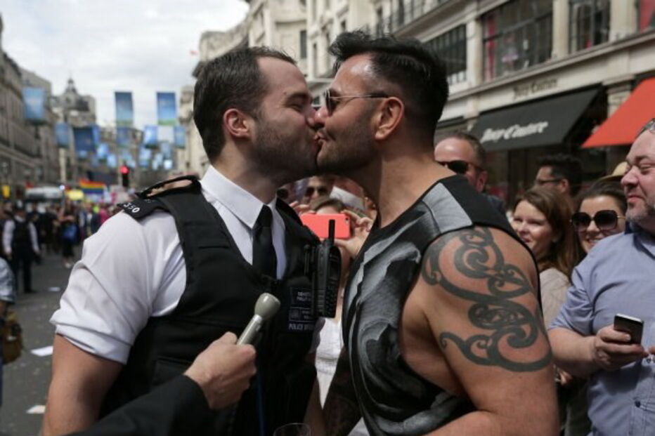 Policia pede namorado em casamento no Pride, Londres